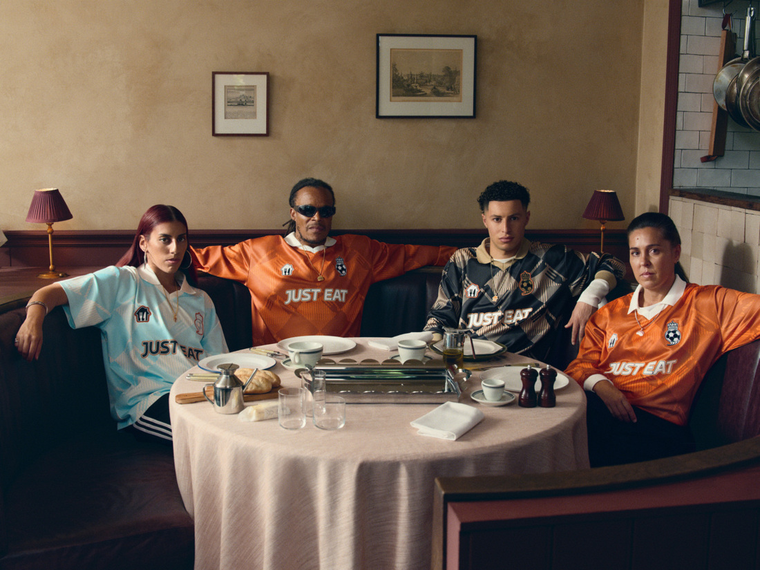 Edgar Davids lanceert 90's merch van Thuisbezorgd.nl Ontwerp door Daily Paper en TROPHY BY GASSAN