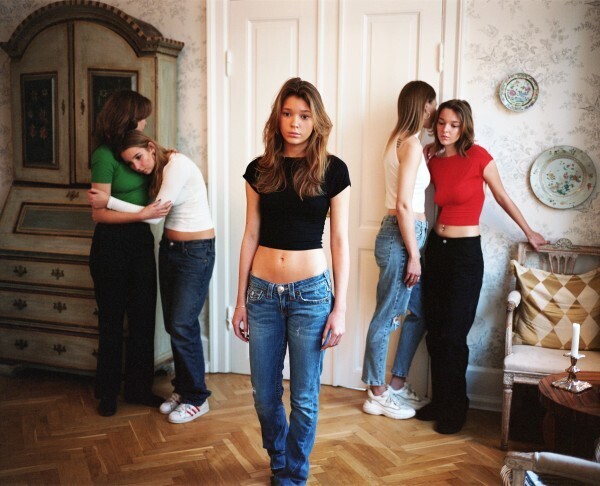 © Michella Bredahl, De zusjes Martha, Alma, Olga, Ida en Asta thuis, 2023