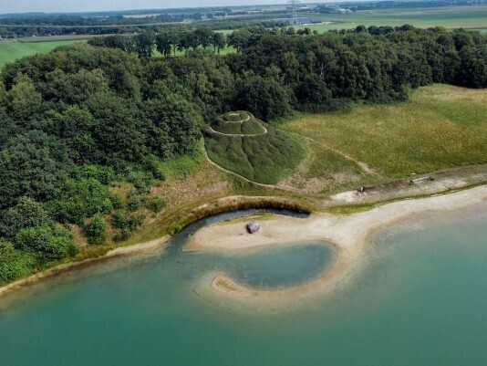 Broken Circle/Spiral Hill door Robert Smithson (1971). Foto: Mark Rammers (2025)