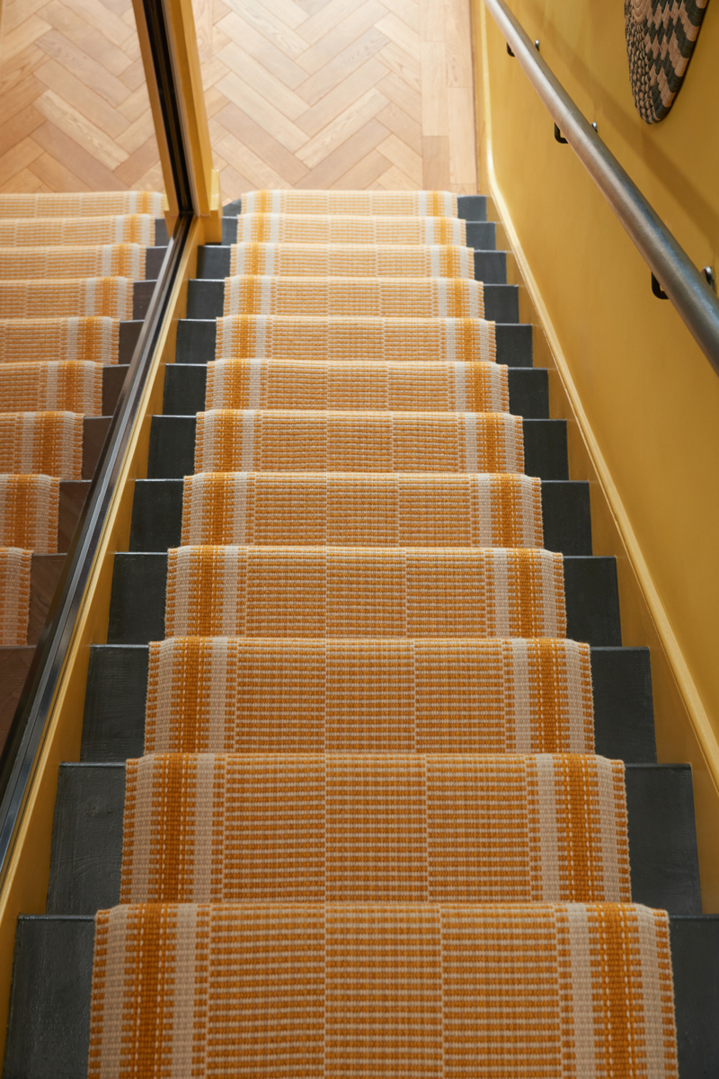 De Roode Loper - Roger Oates - traploper Mila Gold geel