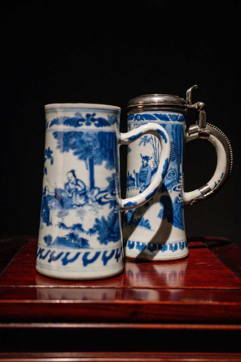 Twee porseleinen bierpullen (één porselein en zilver) – gekocht door het Guwei Museum in Hongkong (Courtesy of Vanderven Oriental Art)