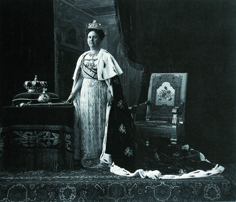 Staatsieportret Koningin Wilhel­mina met neo-empire galajurk; foto J. J. M. Guy de Coral, gemaakt in de fotostudio op Paleis Het Loo, 1912, collectie onbekend