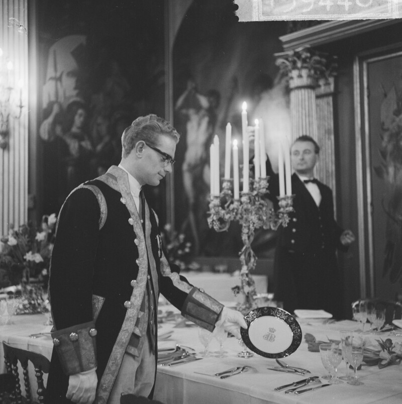 Paleis Soestdijk - De smaak van Soestdijk. Lakei laat nieuw bord zien voor Corps - Nationaal archief
