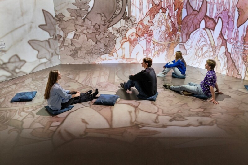 Alphonse Mucha, Het Slavische volk en hun oorspronkelijke thuisland: Tussen de Turaanse gesel en het zwaard van de Goten, uit het Slavisch Epos, 1912, eitempera op doek © Mucha Foundation.  Fotografie © Sake Elzinga