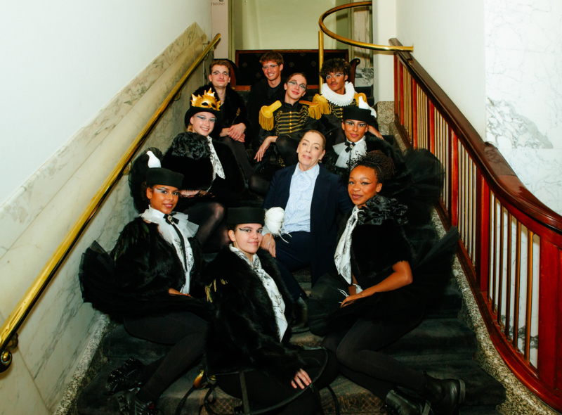 Lucia Marthas met haar dansers van de opleiding die de negen muzen uit het werk van kunstenaar Nancy Faas verbeelden