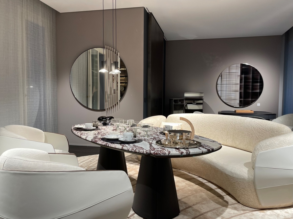 De Lorelei fauteuil en sofa uit de Maserati edition door Giorgetti bieden een opvallende mix van eigentijds design en luxueus comfort. In dezelfde setting voegt de Floria tafel ontworpen door Pierre-Yves Rochon een sculpturale en verfijnde tegenhanger toe